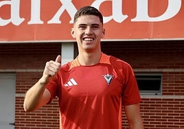 Panichelli posa con su nueva camiseta.