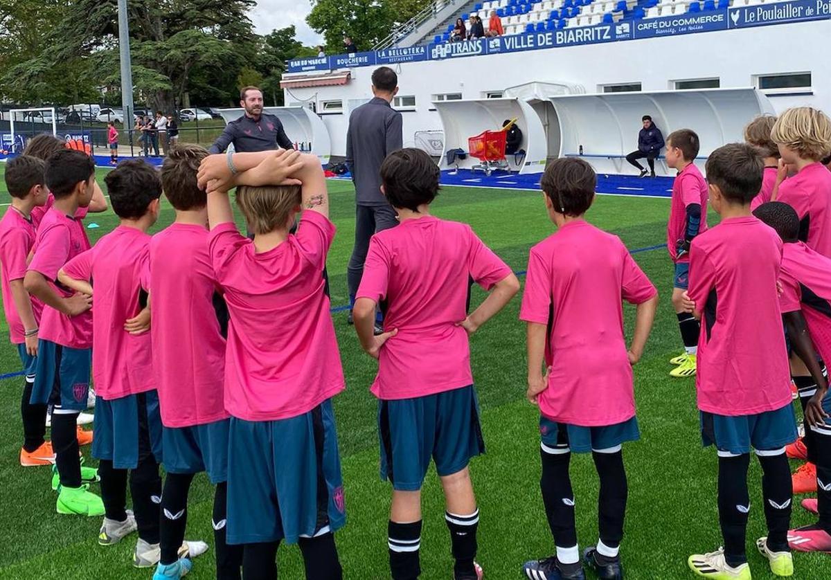 Técnicos de Lezama trabajan semanalmente con los chavales de estos tres nuevos clubes convenidos de Iparralde.