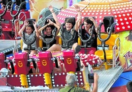 Un grupo de amigos disfruta de las atracciones del parque.