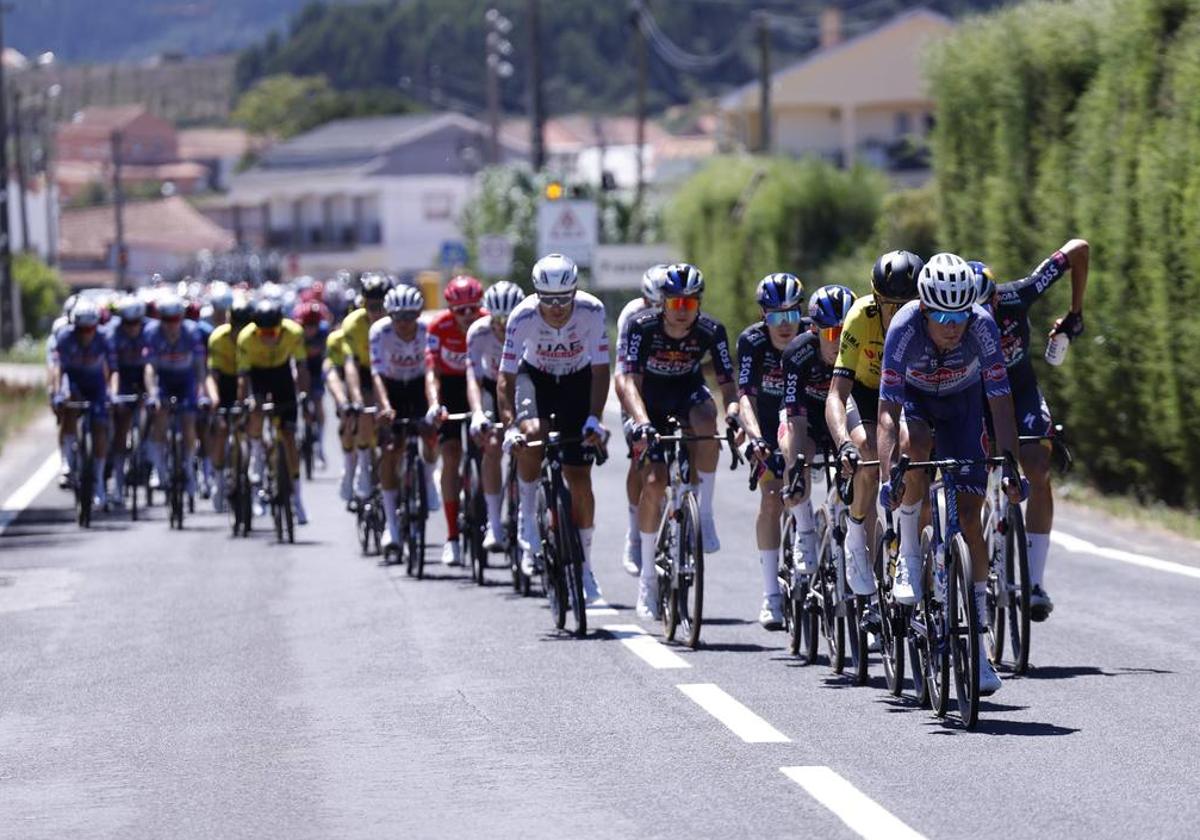 El pelotón rueda durante la segunda etapa de la Vuelta a España.