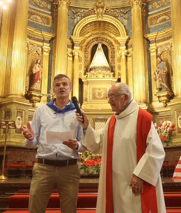 Imagen secundaria 2 - Arriba, los capitanes De Marcos y Oguiza durante la ofrenda a la Virgen de Begoña. A la izquierda, el 'Chopo' Iribar saluda a pequeños aficionados del Athletic. A la derecha, el presidente Jon Uriarte durante su discurso junto al cura José Luis Atxotegi.
