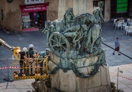 Los especialistas en conservación revisan el conjunto monumental.