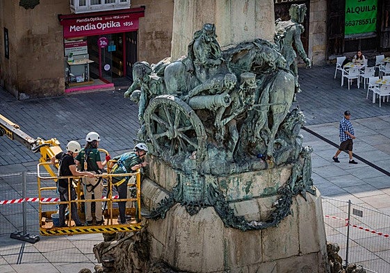 Los especialistas en conservación revisan el conjunto monumental.