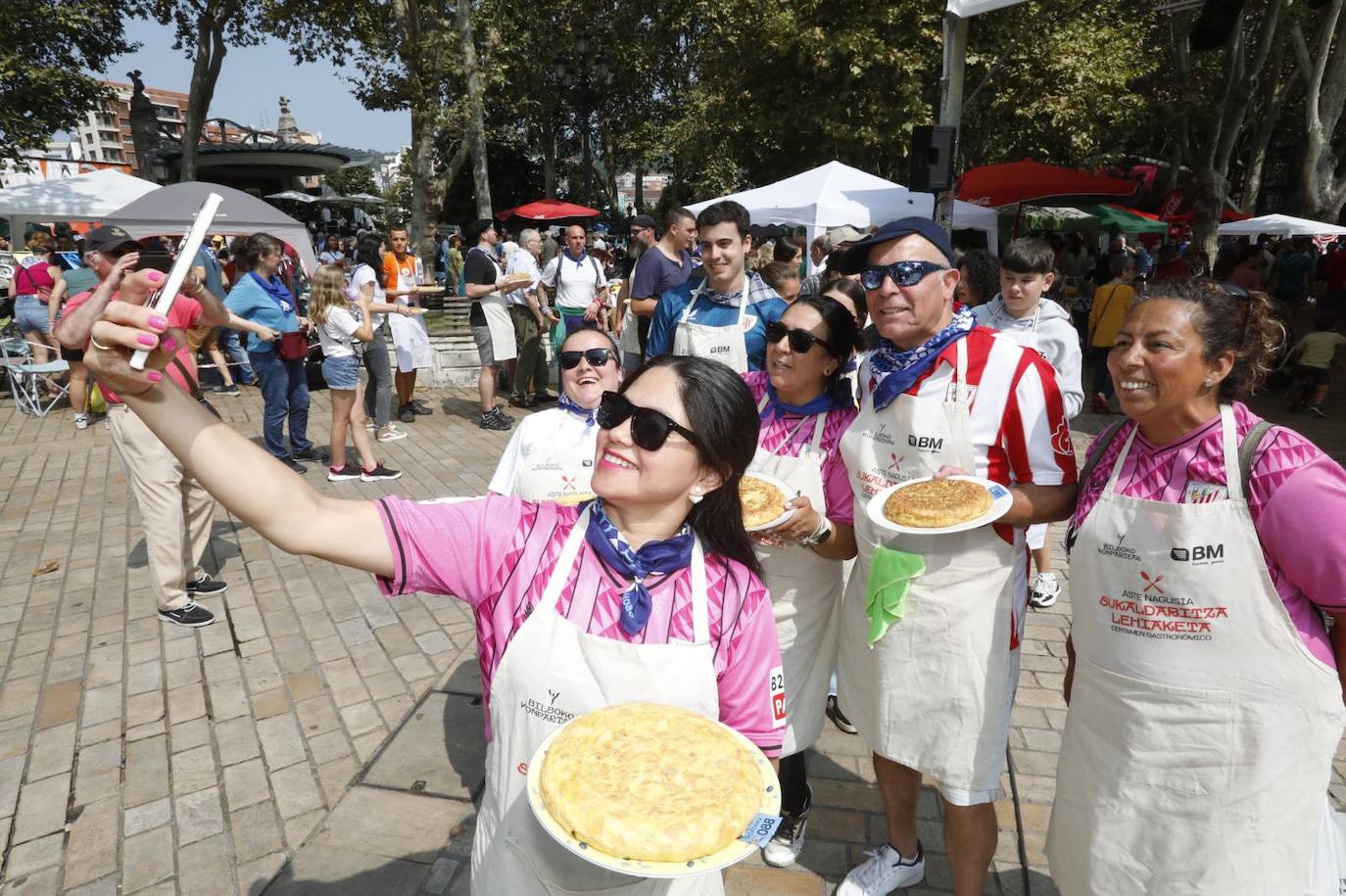 Concurso de tortillas en el Arenal durante la Aste Nagusia 2024.