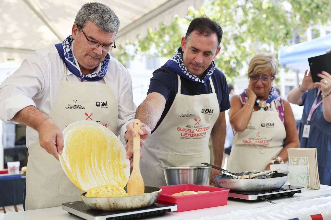 Concurso de tortillas en el Arenal durante la Aste Nagusia 2024.