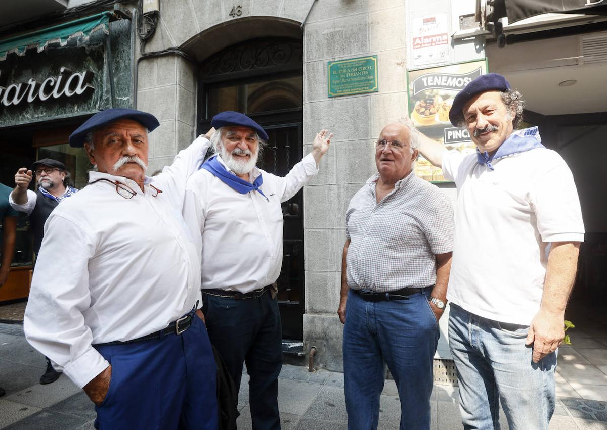 Imagen secundaria 1 - «&#039;Mendi&#039; era un bilbaíno bueno, de alpargatas y txapela inseparable»