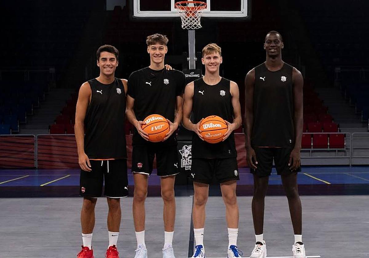 Los cuato canteranos posan en el Buesa Arena.