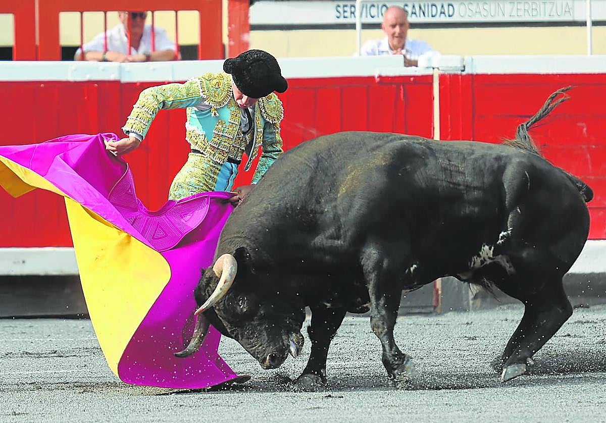 'Jarocho' ejecuta una verónica al primer novillo de la tarde.