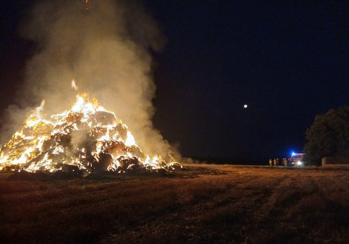 Incendio en los fardos de paja.