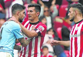 Unai Nuñez, Vivian y Paredes en San Mamés.