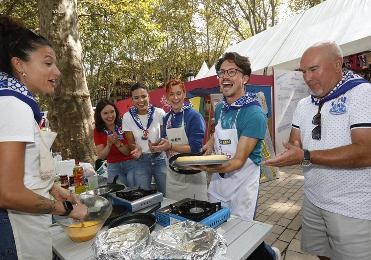 Una hucha para la boda, un homenaje a los que no están... las historias más curiosas del concurso de tortillas de patatas