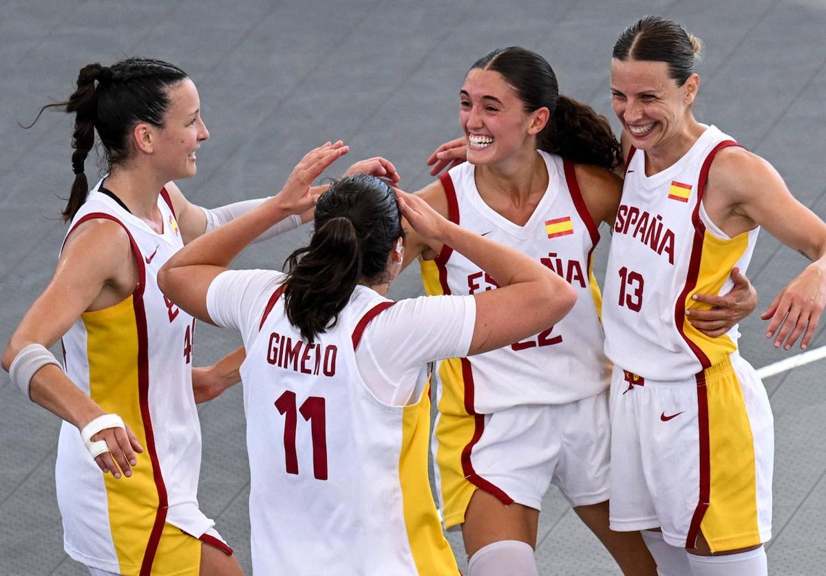 La selección de 3x3 festeja la victoria ante Estados Unidos en las semifinal de los Juegos Olímpicos.