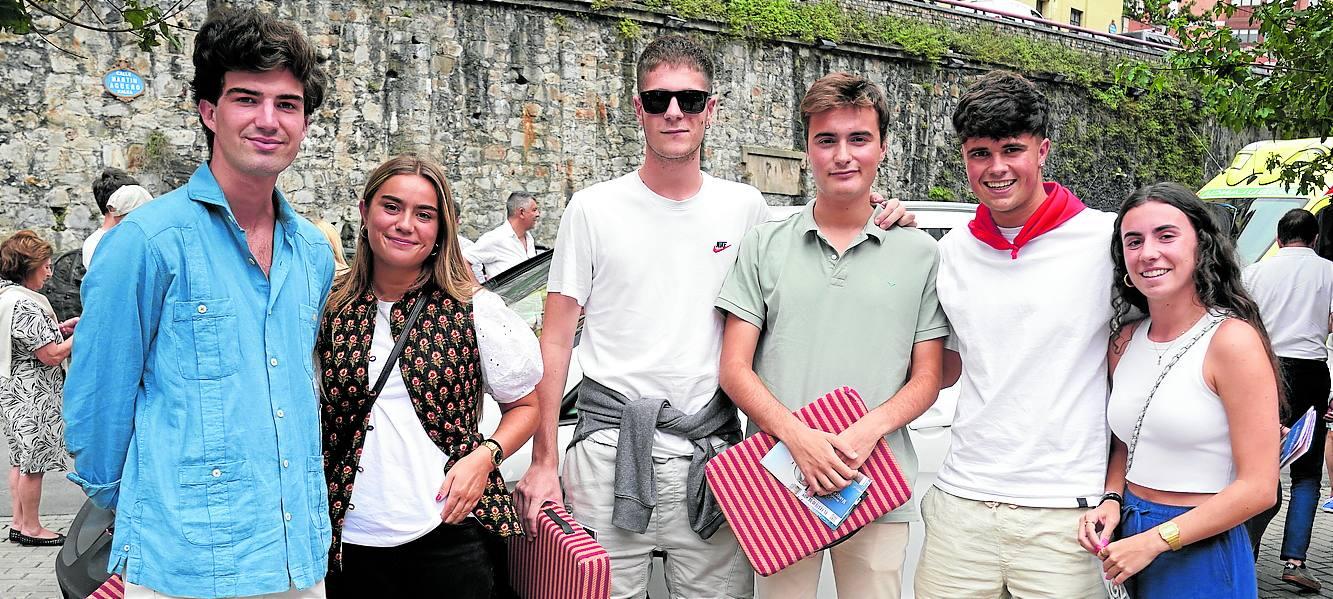 Pablo Zabalza, Guillermina Esquiroz, Nicolás Echeverría, Abraham Del Pozo, Alain Egozcue y Sara Vizcay.