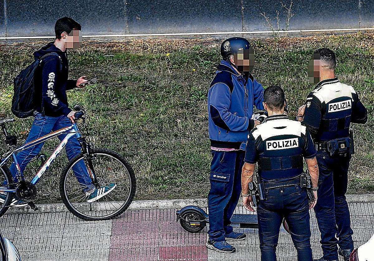 Agentes de la Policía Local en una intervención anterior con un patinete.