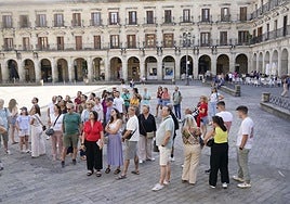 Un grupo de turistas en la plaza de España.