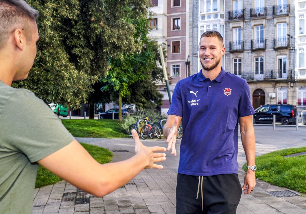 Tadas Sedekerskis, a su llegada al reconocimiento médico.