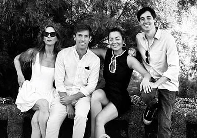 Amaia Montero, junto a su hermana Idoia y dos amigos.