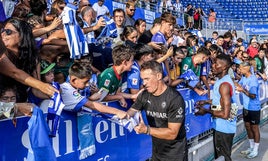 Luis García, Owono y Stoichkov atienden a la marea de aficionados, la mayoría jóvenes, que acudieron a ver el entrenamiento en Mendizorroza.