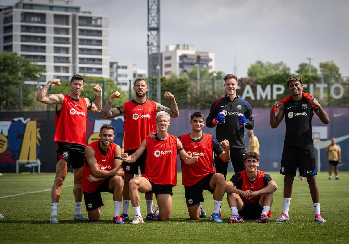 Ajenos al ruido institucional, Lewandowski, Iñigo Martínez, Ter Stegen, Lamine Yamal, Eric García, Dani Olmo, Gerard Martín y Pau Cubarsí se divierten en un entrenamiento.