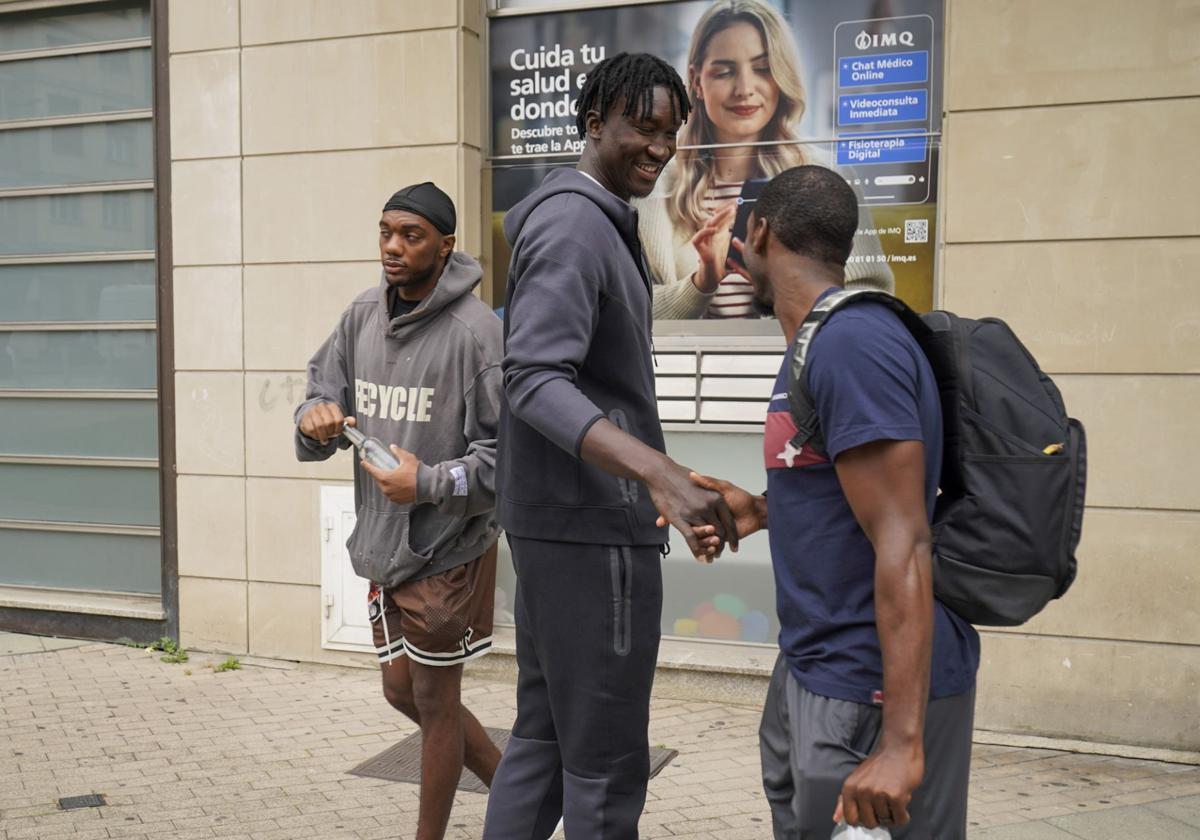 Diop saluda a Baldwin en presencia de Forrest, tras él.