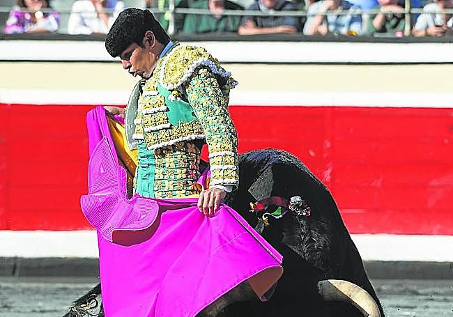 Miguel Ángel Perera se adorna en un remate con el capote.