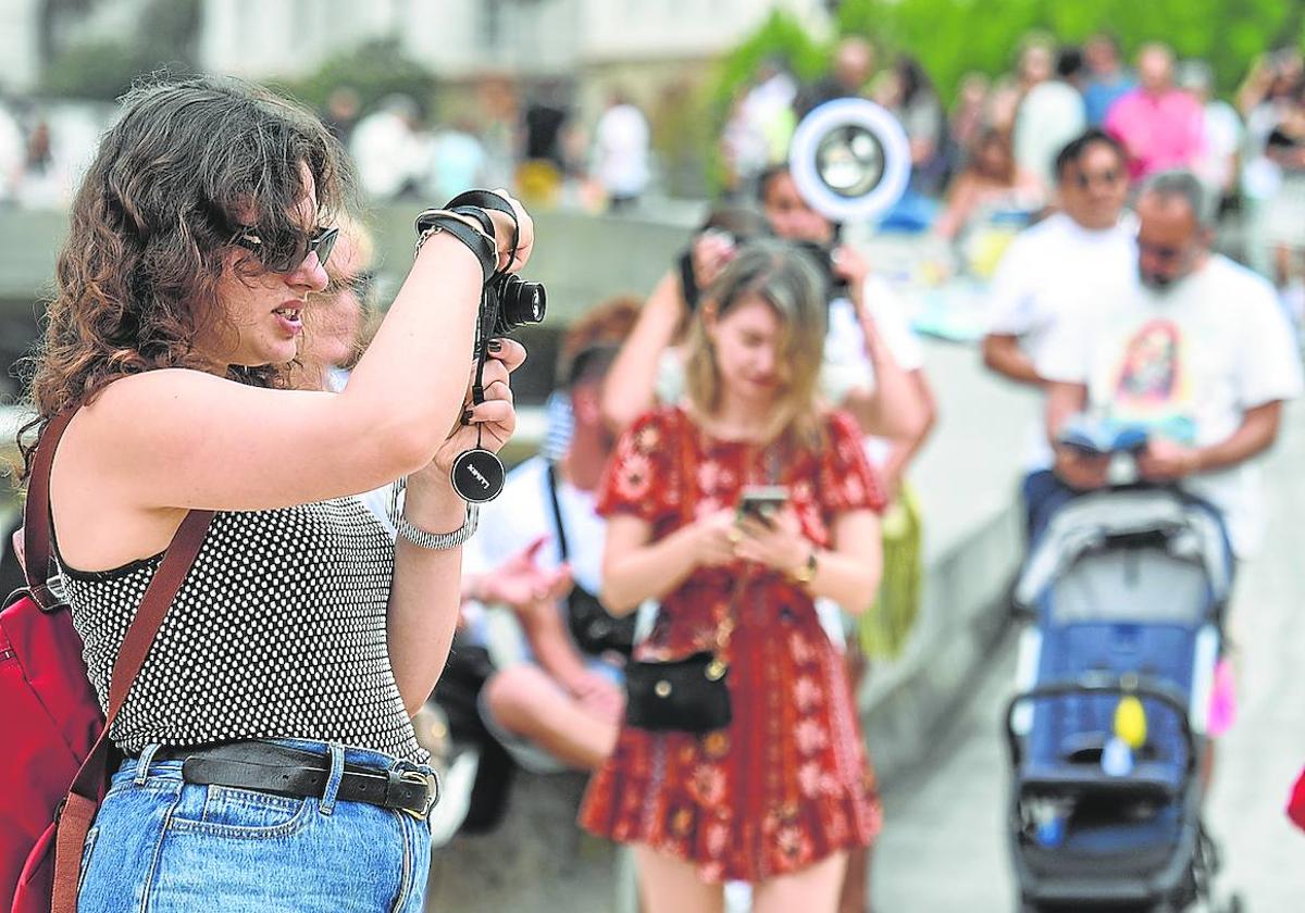 Bilbao redujo el pasado mes su cifra de turistas pero alcanzó la media de dos días de alojamiento.