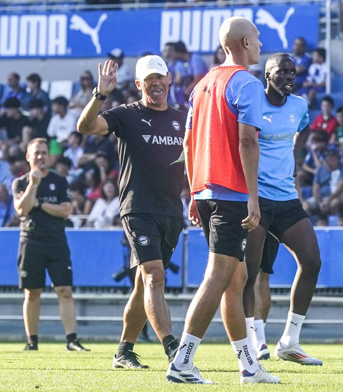 La afición albiazul responde con nota en un entrenamiento a puerta abierta en Mendizorroza