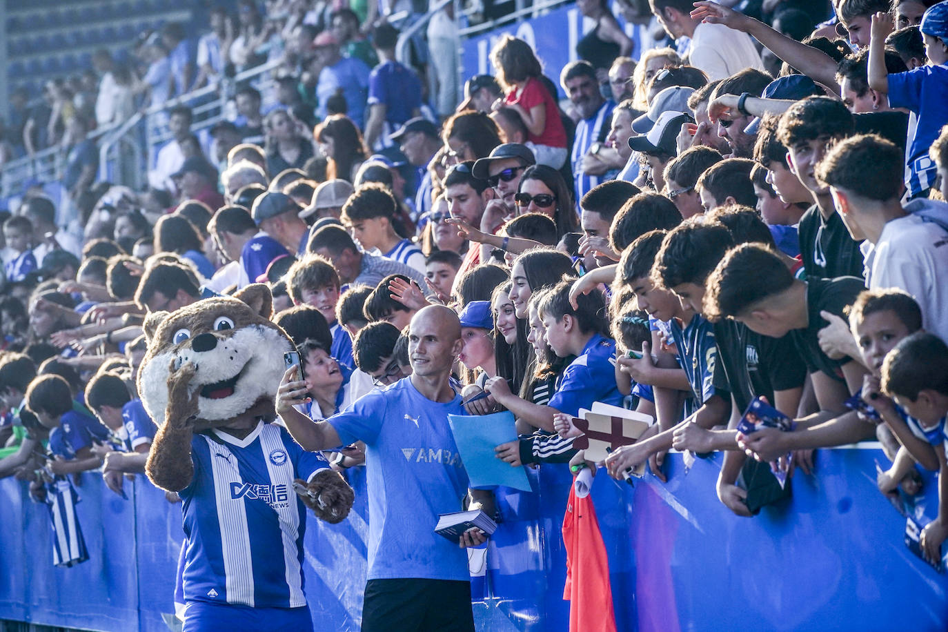 La afición albiazul responde con nota en un entrenamiento a puerta abierta en Mendizorroza