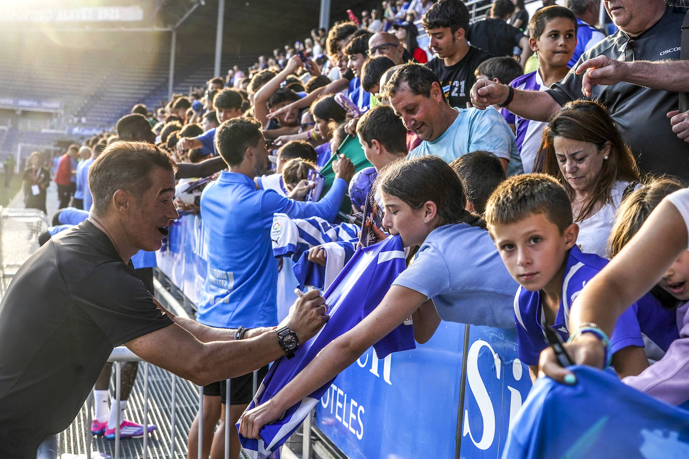 La afición albiazul responde con nota en un entrenamiento a puerta abierta en Mendizorroza