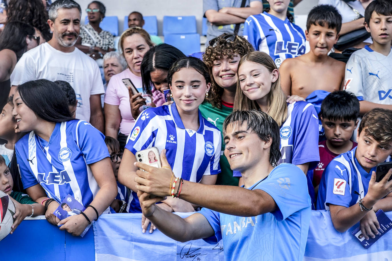 La afición albiazul responde con nota en un entrenamiento a puerta abierta en Mendizorroza