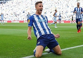 Toni Martínez celebra uno de sus goles con el Oporto.
