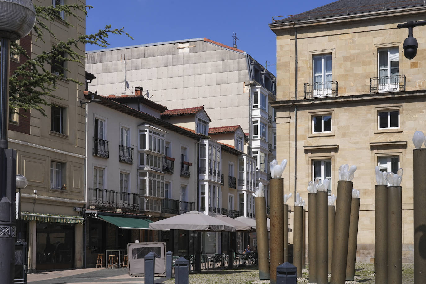 Al fondo, la 'Casa 14', donde se aprecian los desprendimientos de placas.