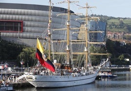 El barco, a su paso por Portugalete, con el Puente Colgante de fondo.