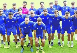 La plantilla del Barakaldo posa en Lasesarre antes de iniciar un entrenamiento esta semana.