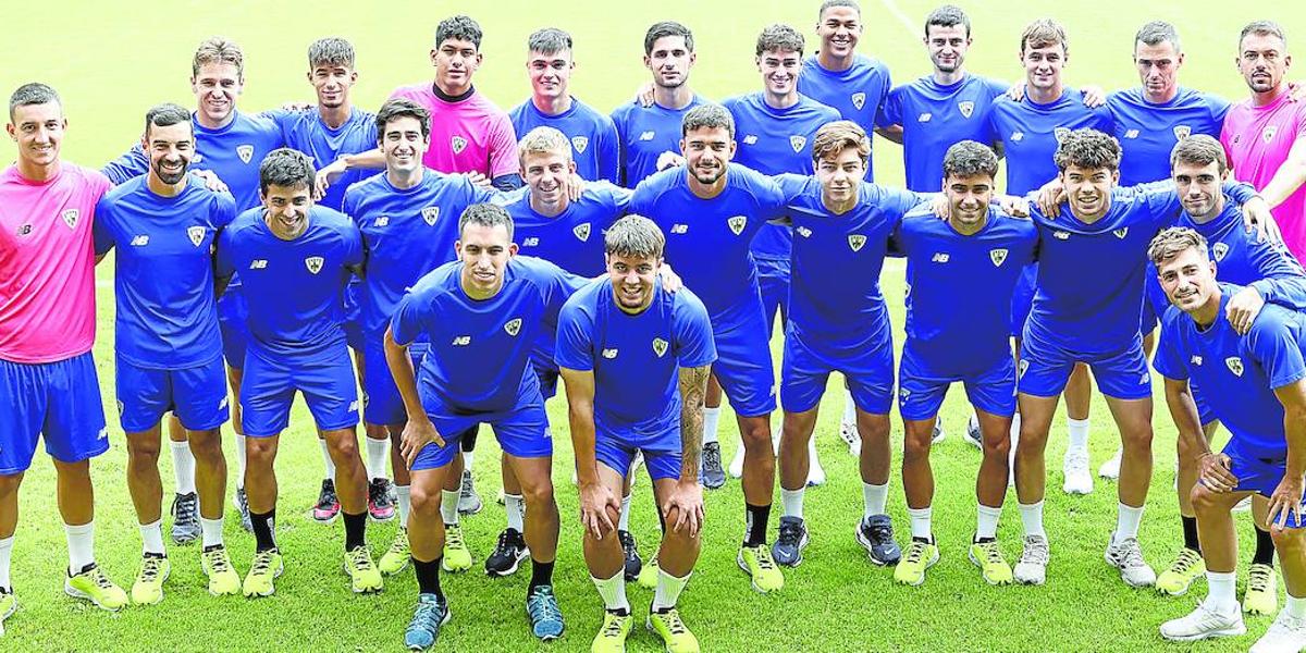 La plantilla del Barakaldo posa en Lasesarre antes de iniciar un entrenamiento esta semana.