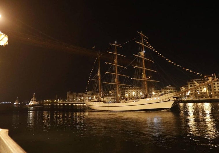 El barco, a su paso por Portugalete, con el Puente Colgante de fondo.