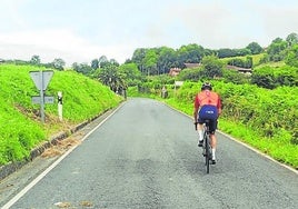 Carretera recta, ancha y asfaltada, pero la subida se hace dura.