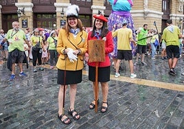 La txupinera, Nagore Ugarte y la pregonera, Itziar Ituño, durante el comienzo de la Semana Grande de Bilbao.