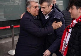 Jon Uriarte y Joan Laporta se abrazan el pasado marzo en San Mamés tras su comida oficial antes del Athletic-Barcelona