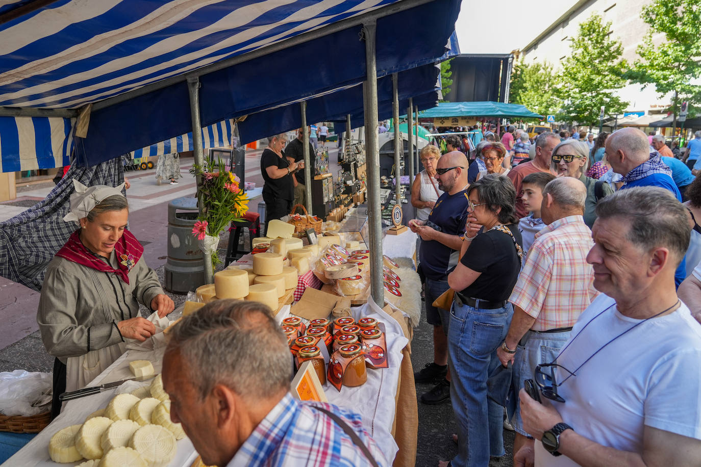 Productos de la tierra para reponer fuerzas en las fiestas de Llodio