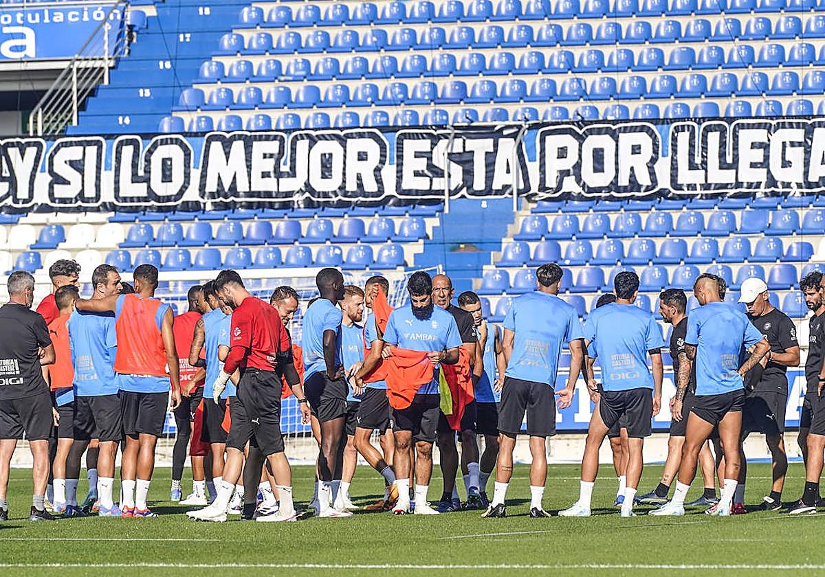 Luis García da indicaciones a sus jugadores durante el entrenamiento abierto del jueves.
