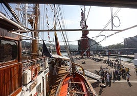 El público ha empezado a llegar una hora antes de la apertura del barco a las visitas.