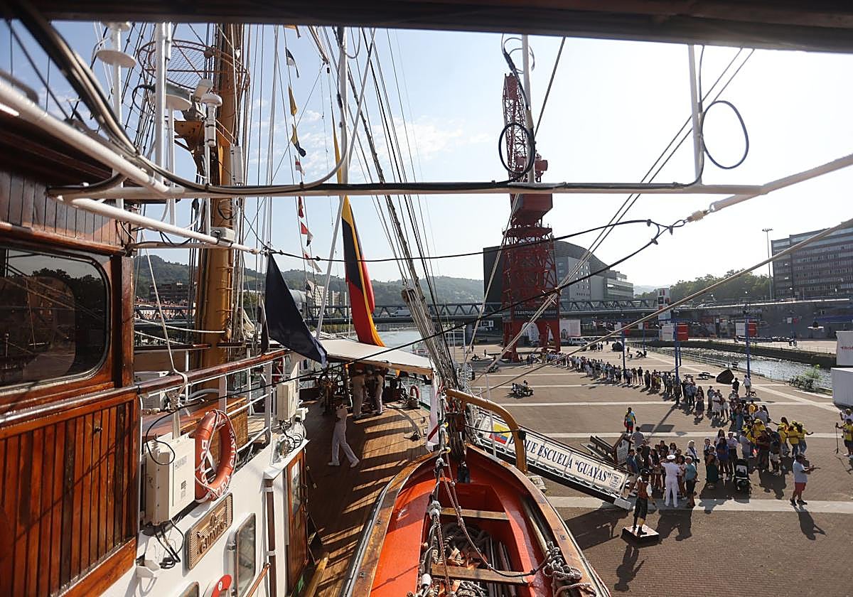 El público ha empezado a llegar una hora antes de la apertura del barco a las visitas.