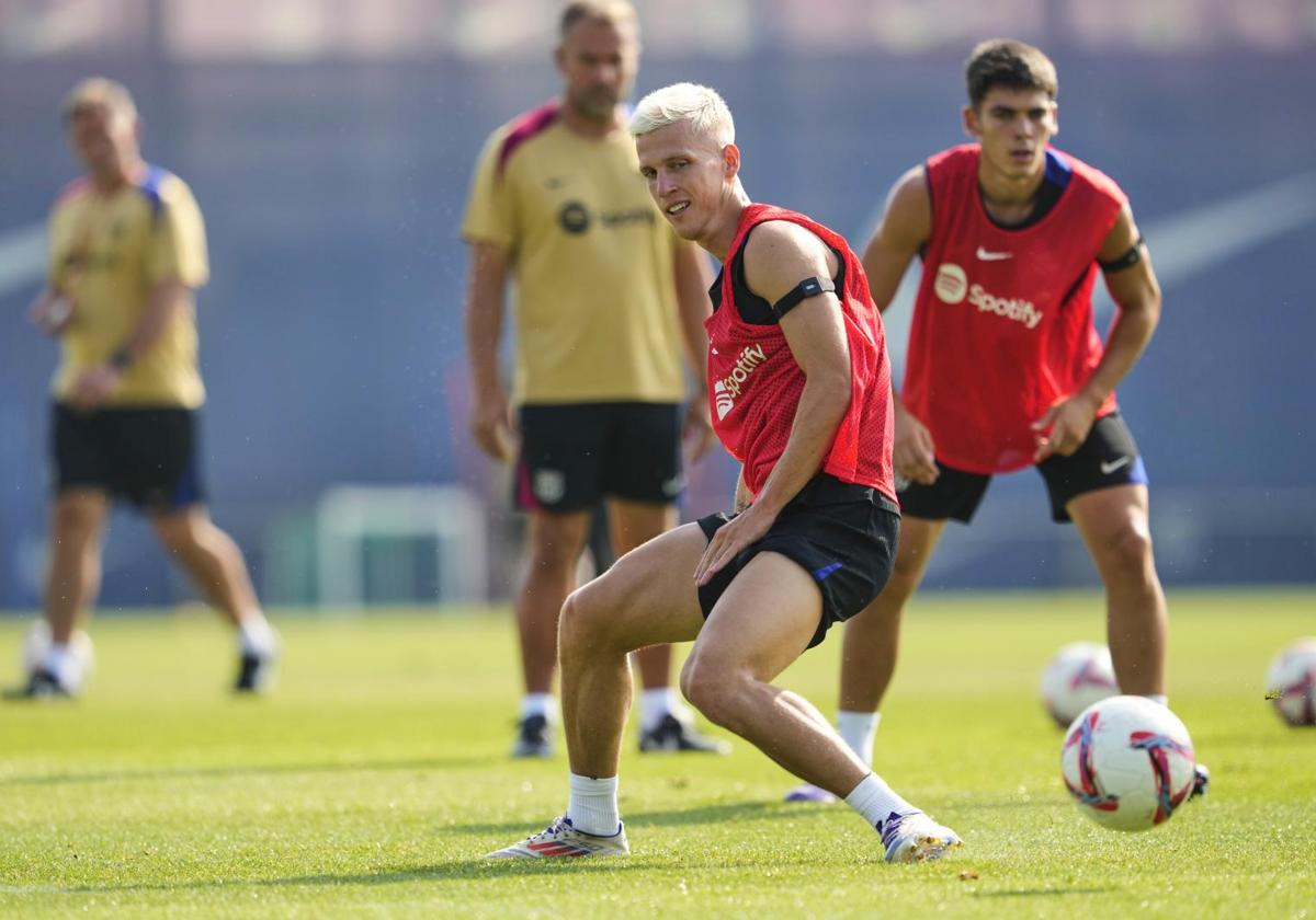 Dani Olmo en un entrenamiento con el Barça.