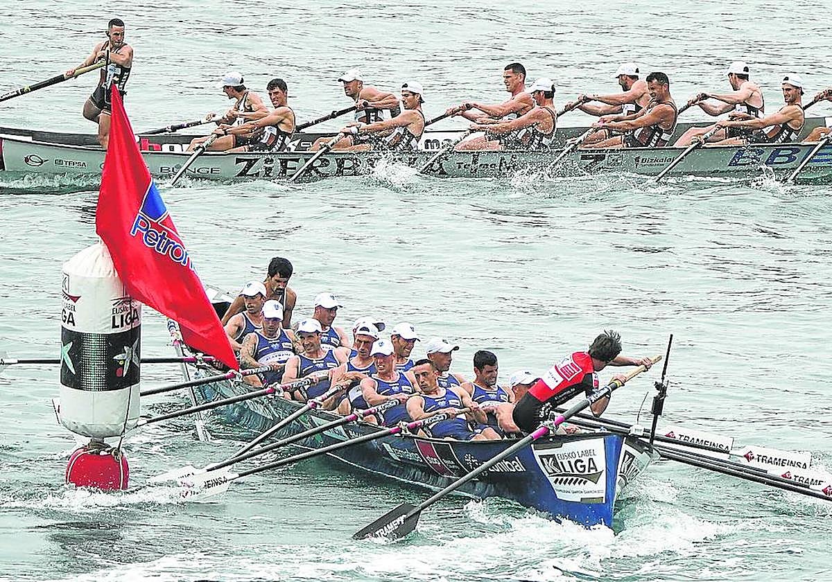 Urdaibai realiza la ciaboga por delante de Zierbena en una de las regatas ligueras disputadas este verano.