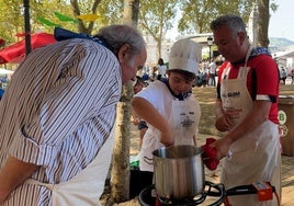 Juan Cruz Velasco y su familia cocinan marmitako en el Arenal