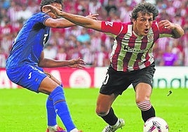 Unai Gómez trata de marcharse de un rival del Getafe en San Mamés.