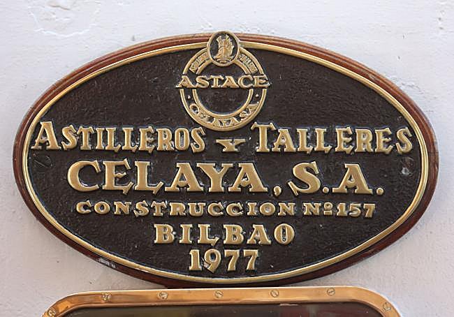 A la izquierda, la placa que conmemora los orígenes vizcaínops del barco.