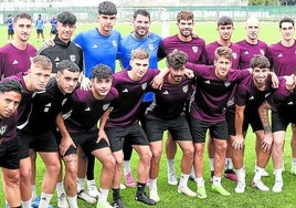 Jugadores del Sestao posan para la foto de familia antes de abrir la liga mañana ante el Unionistas.