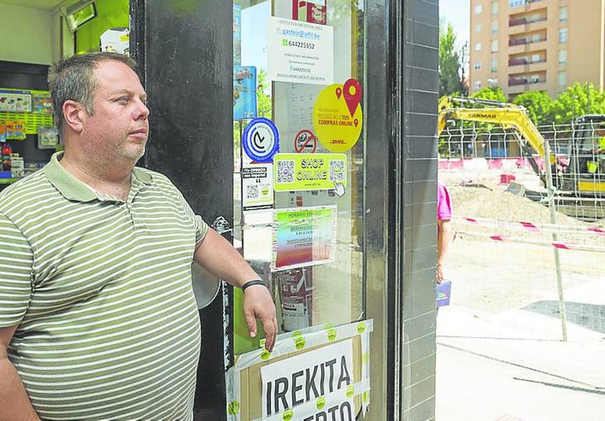 Las obras llaman a la puerta de la librería de Héctor García.